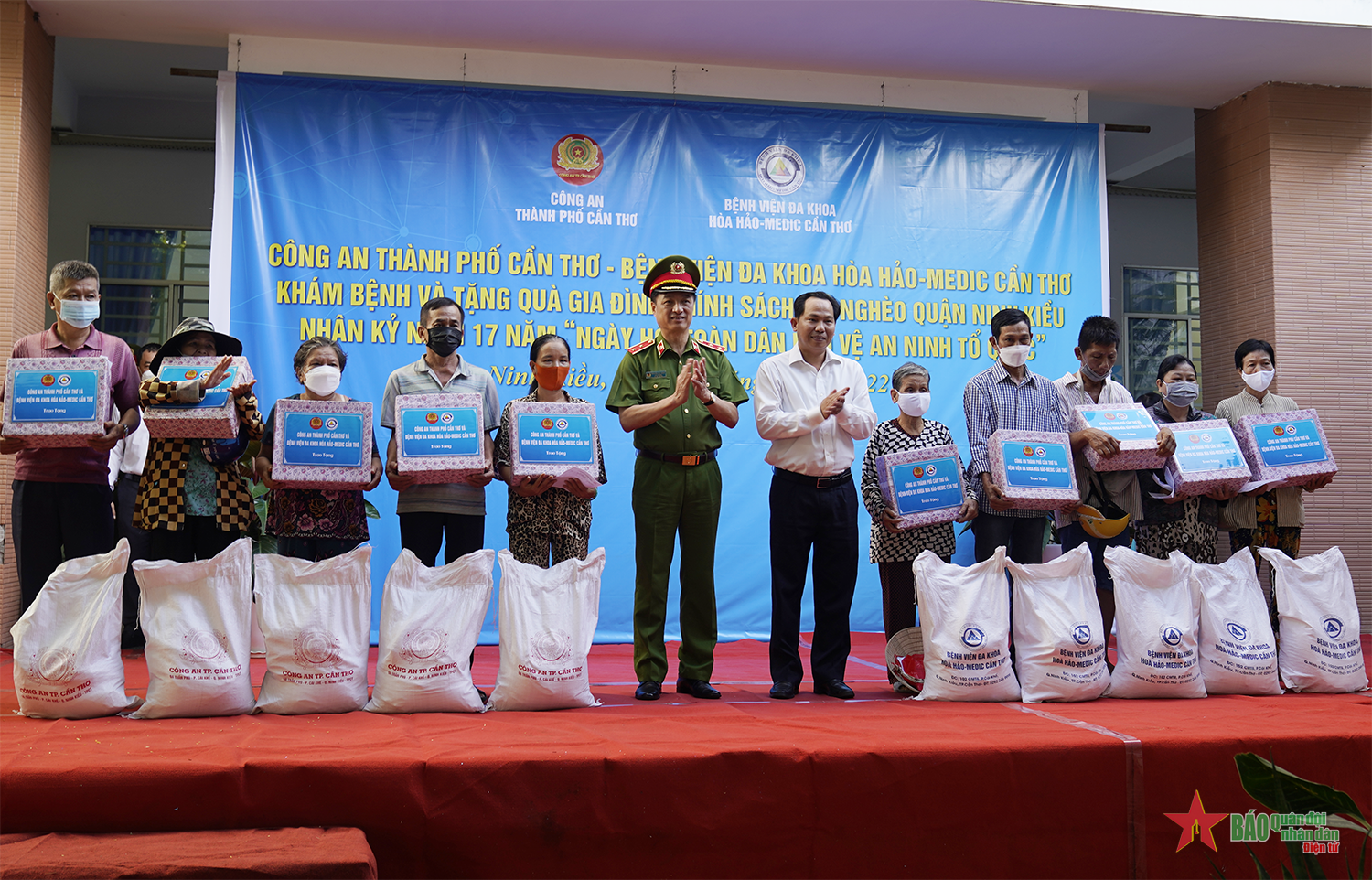 300 gia đình chính sách, hộ nghèo được tặng quà và khám bệnh, cấp thuốc miễn phí